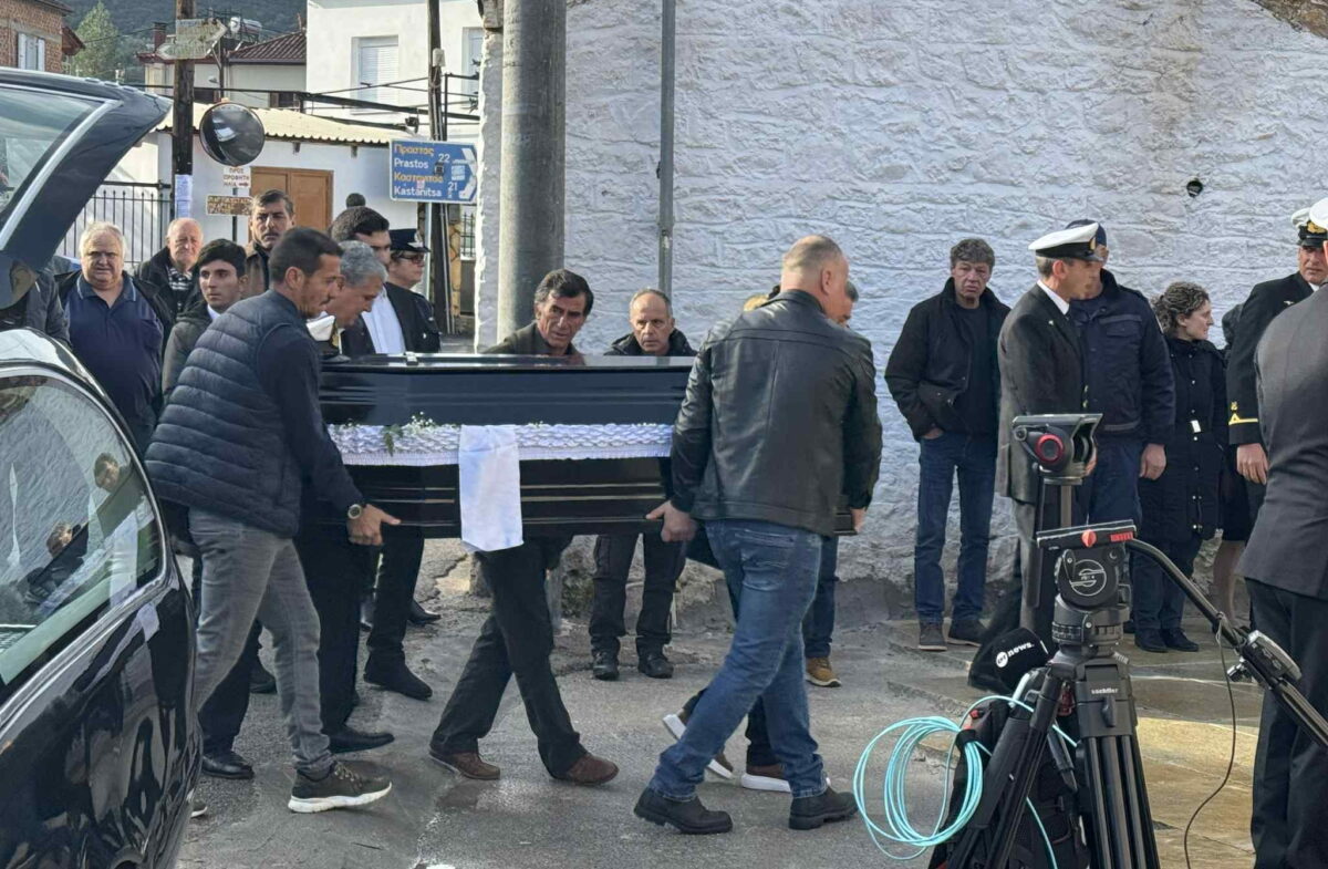 Η σορός του λιμενικού μεταφέρεται στην εκκλησία