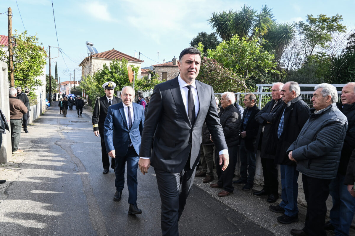 Κηδεία του 53χρονου Σημαιοφόρου του Λιμενικού Σώματος στον Ιερό Ναό Υπαπαντής Πραστού Αγίου Ανδρέα, Παρασκευή 23 Ιανουαρίου 2026. Σύμφωνα με το Λιμενικό Σώμα - Ελληνική Ακτοφυλακή, ο άτυχος άνδρας βρισκόταν σε πεζή περιπολία μαζί με τη διοικήτρια του Τμήματος, όταν, κατά τη διάρκεια προσπάθειας πρόσδεσης σκαφών σε συγκεκριμένο σημείο του λιμένα, ένα ισχυρό κύμα τον παρέσυρε, με αποτέλεσμα να πέσει και να τραυματιστεί σοβαρά στο κεφάλι. Στην εξόδιο ακολουθία παρέστησαν ο υπουργός Ναυτιλίας και Νησιωτικής Πολιτικής, Βασίλης Κικίλιας και ο Αρχηγός του Λιμενικού Σώματος.  (ΒΑΣΙΛΗΣ ΠΑΠΑΔΟΠΟΥΛΟΣ