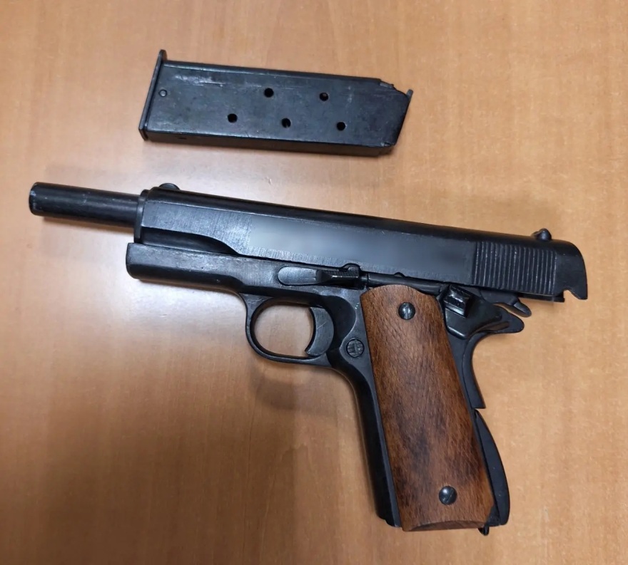 Συνελήφθη 56χρονος με όπλο και γεμιστήρα στο Ζεφύρι, επιτέθηκε στους αστυνομικούς για να διαφύγει 
