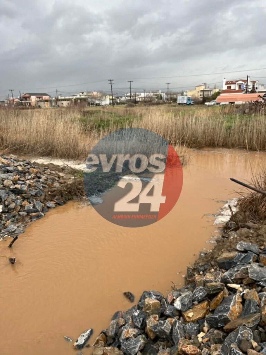 «Έσπασαν» σιδηροδρομική γραμμή στον Έβρο για να μην πλημμυρίσει ο Απαλός, δείτε φωτογραφίες