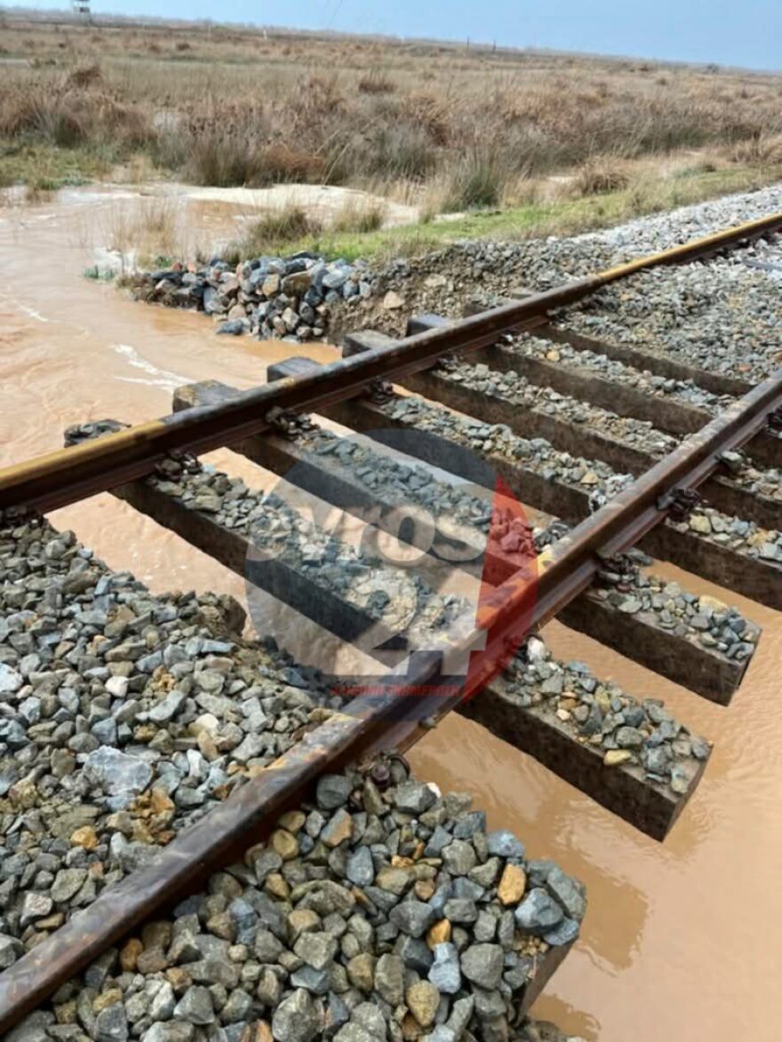 «Έσπασαν» σιδηροδρομική γραμμή στον Έβρο για να μην πλημμυρίσει ο Απαλός, δείτε φωτογραφίες