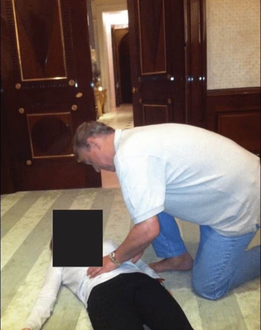 Νέα έγγραφα Έπσταϊν: Φωτογραφίες δείχνουν τον πρίγκιπα Άντριου πάνω από γυναίκα που είναι ξαπλωμένη στο πάτωμα