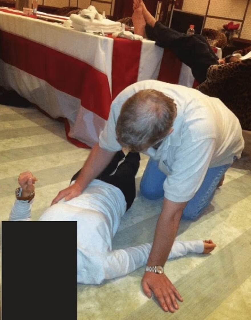 Νέα έγγραφα Έπσταϊν: Φωτογραφίες δείχνουν τον πρίγκιπα Άντριου πάνω από γυναίκα που είναι ξαπλωμένη στο πάτωμα