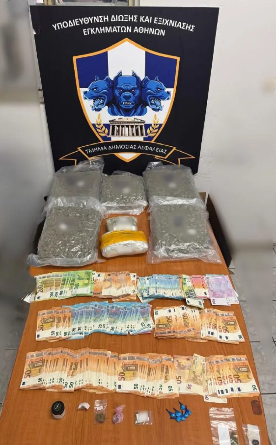 Χειροπέδες σε μέλη οργάνωσης που διακινούσε ναρκωτικά μέσα στην Πανεπιστημιούπολη
