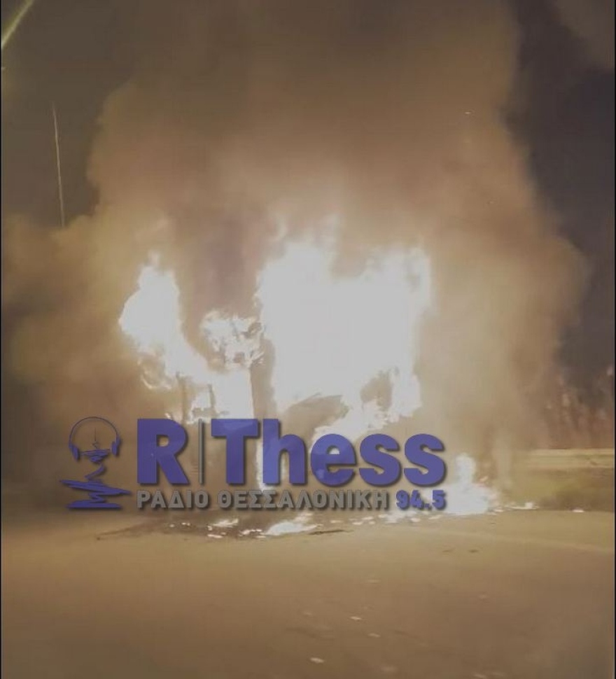 Θεσσαλονίκη: Λεωφορείο τυλίχθηκε στις φλόγες στη Σίνδο, απεγκλωβίστηκε σώος ο οδηγός