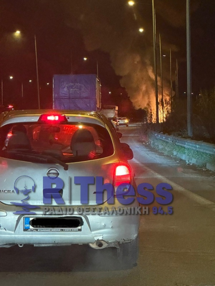 Θεσσαλονίκη: Λεωφορείο τυλίχθηκε στις φλόγες στη Σίνδο, απεγκλωβίστηκε σώος ο οδηγός