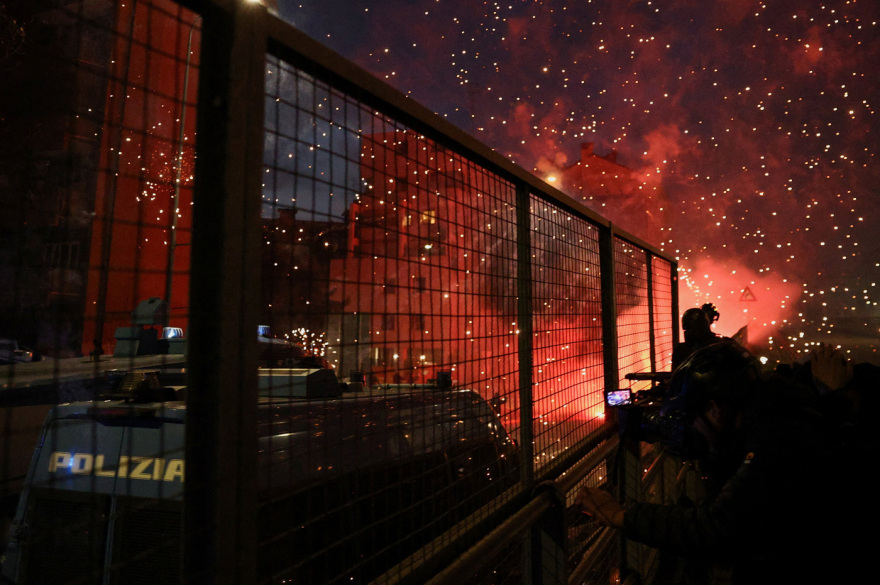 Επεισόδια στο Μιλάνο κοντά στο Ολυμπιακό Χωριό: Κροτίδες και δακρυγόνα μεταξύ αστυνομίας και διαδηλωτών, δείτε βίντεο