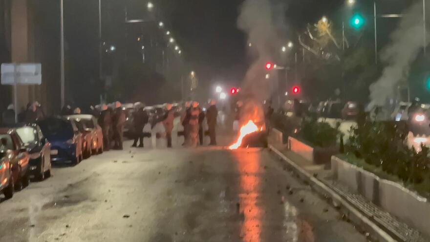 Επεισόδια στο κέντρο της Θεσσαλονίκης με μολότοφ εναντίον των ΜΑΤ, δείτε βίντεο 