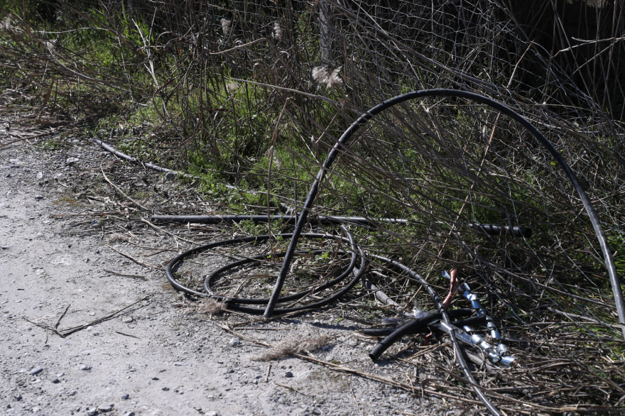 Δολιοφθορά στην τηλεδιοίκηση της γραμμής Αθήνα-Θεσσαλονίκη: Έσπασαν το τσιμέντο, αλλά δεν πήραν τα καλώδια