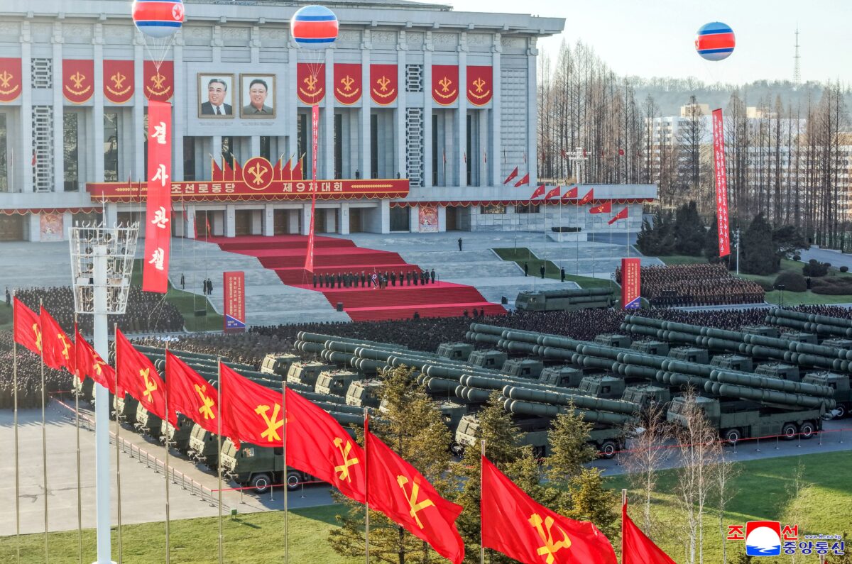 Εικόνα από τη μεγάλη στρατιωτική παρέλαση στη Βόρεια Κορέα