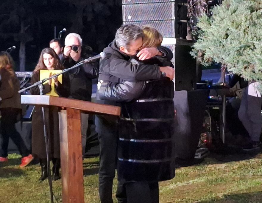 «Το παιδί μου λοιδορήθηκε όσο τίποτε, στο δικαστήριο να σκεφτούν σαν γονείς»: Η ομιλία της μητέρας μηχανοδηγού που σκοτώθηκε στα Τέμπη