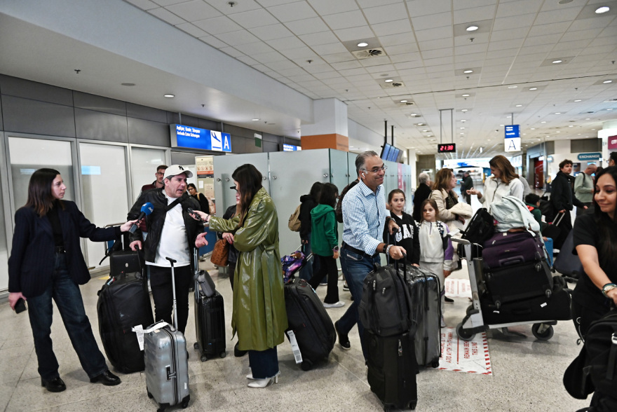 «Φοβηθήκαμε πολύ»: Στο Ελ. Βενιζέλος προσγειώθηκε νέα πτήση από το Ντουμπάι με Έλληνες που είχαν εγκλωβιστεί στο εμιράτο, βίντεο και φωτογραφίες