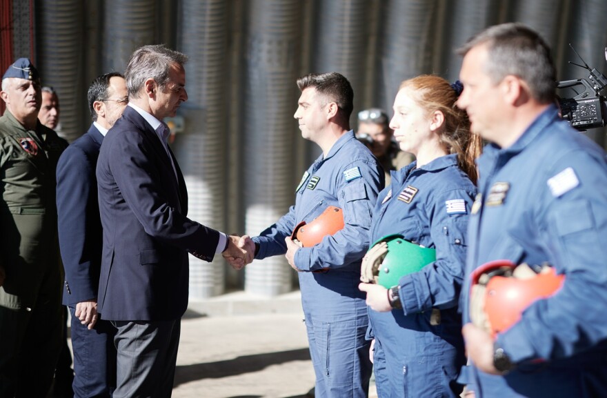 Ο Κυριάκος Μητσοτάκης συνάντησε τους πιλότους των ελληνικών F-16 στην Κύπρο, δείτε φωτογραφίες