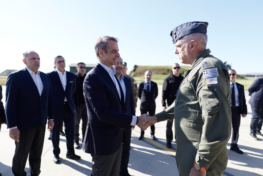 Ο Κυριάκος Μητσοτάκης συνάντησε τους πιλότους των ελληνικών F-16 στην Κύπρο, δείτε φωτογραφίες