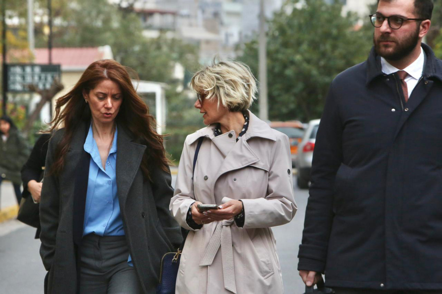 Ελεύθερη με περιοριστικούς όρους μετά την απολογία της η χήρα του Τράγκα: Έδωσε εξηγήσεις για ξέπλυμα και φοροδιαφυγή που αγγίζει τα 13 εκατ. ευρώ