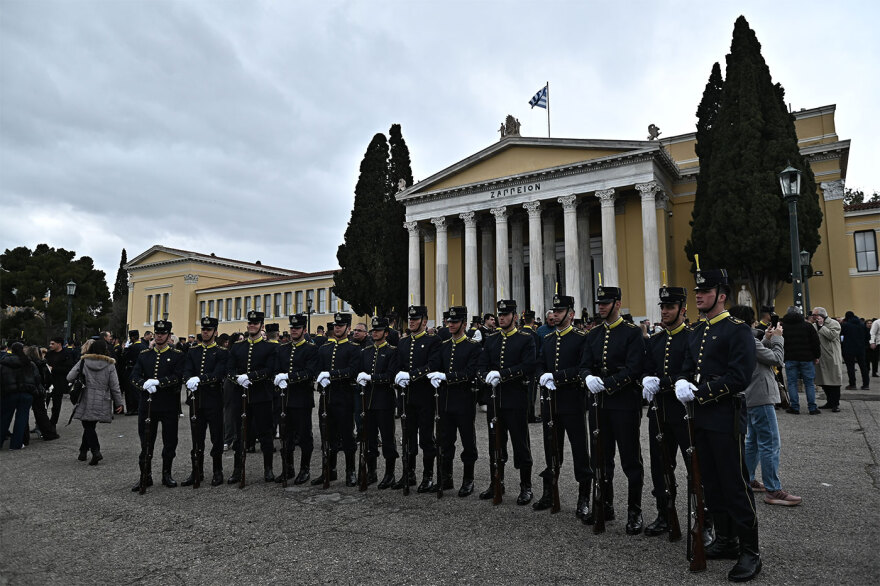 Πυρετώδεις προετοιμασίες και πλήθος κόσμου στο κέντρο της Αθήνας για τη μεγάλη στρατιωτική παρέλαση για την 25η Μαρτίου, δείτε φωτογραφίες και βίντεο