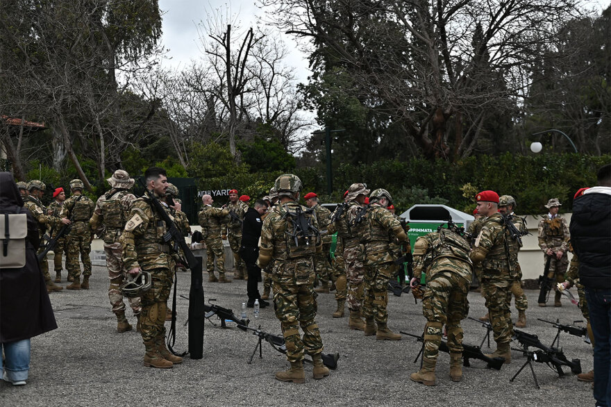 Πυρετώδεις προετοιμασίες και πλήθος κόσμου στο κέντρο της Αθήνας για τη μεγάλη στρατιωτική παρέλαση για την 25η Μαρτίου, δείτε φωτογραφίες και βίντεο