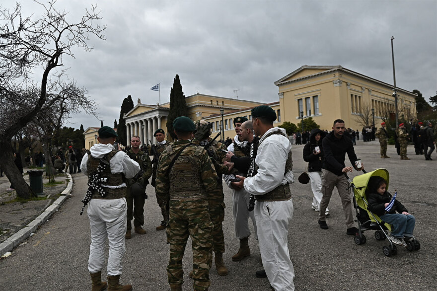 Πυρετώδεις προετοιμασίες και πλήθος κόσμου στο κέντρο της Αθήνας για τη μεγάλη στρατιωτική παρέλαση για την 25η Μαρτίου, δείτε φωτογραφίες και βίντεο