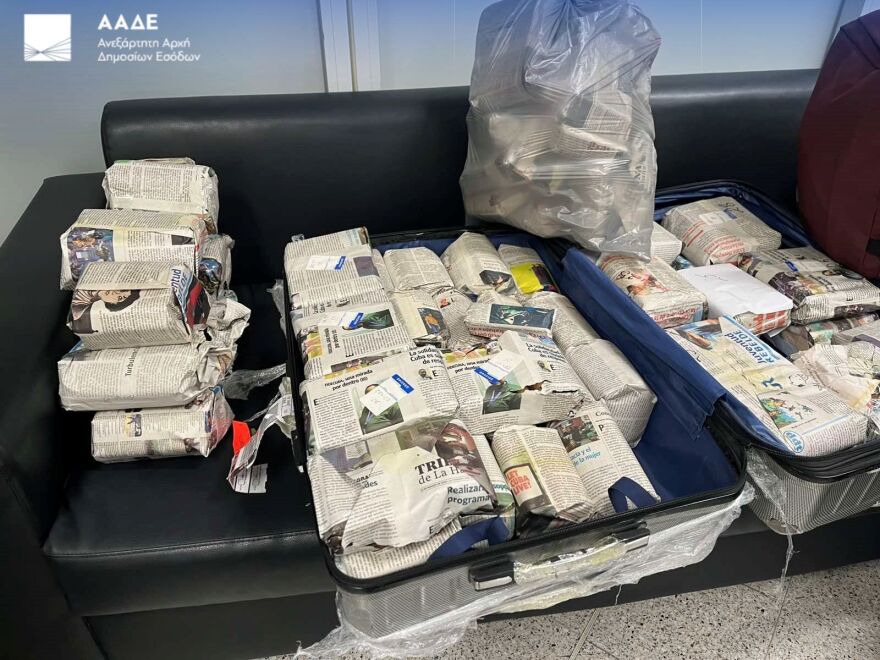 Κατασχέθηκαν πάνω από  2.800 πούρα στο «Ελευθέριος Βενιζέλος» αξίας 440.000 ευρώ, δείτε εικόνες