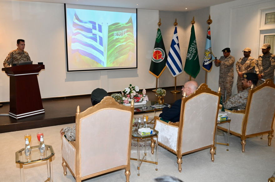 Επίσκεψη Δένδια στην Ελληνική Δύναμη Σαουδικής Αραβίας, δείτε φωτογραφίες