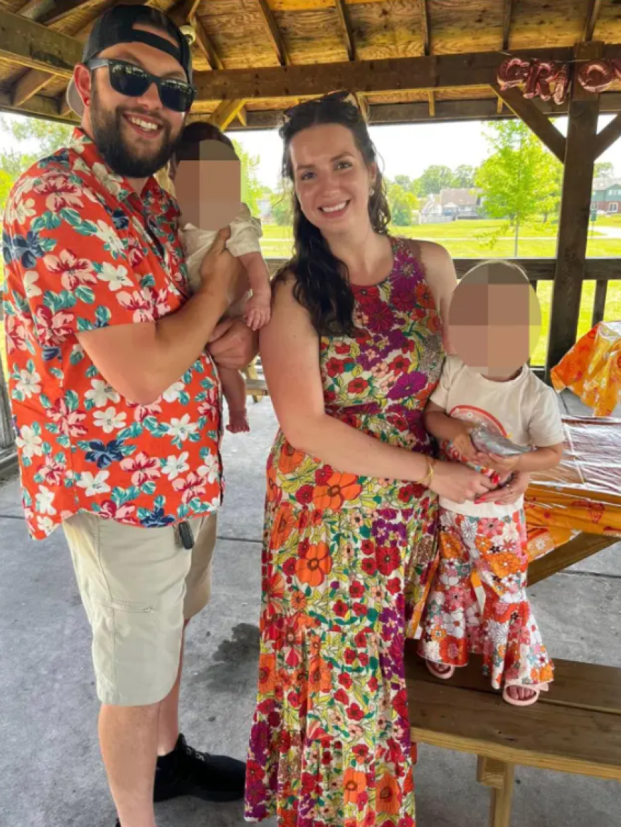 Άγριο έγκλημα στις ΗΠΑ: 30χρονη έστησε ενέδρα με μασάζ στον πατέρα των παιδιών της πριν τον εκτελέσει, σκότωσε με 20 σφαίρες τα πεθερικά της