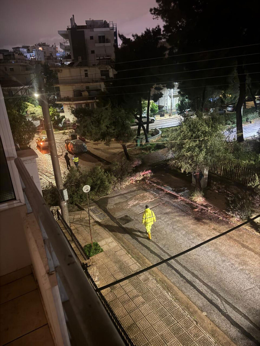 Δύσκολη νύχτα λόγω της κακοκαιρίας Erminio: Νεκρός άνδρας στη Νέα Μάκρη, προβλήματα στην ανατολική Αττική, πλημμύρες στον Πόρο, δείτε βίντεο