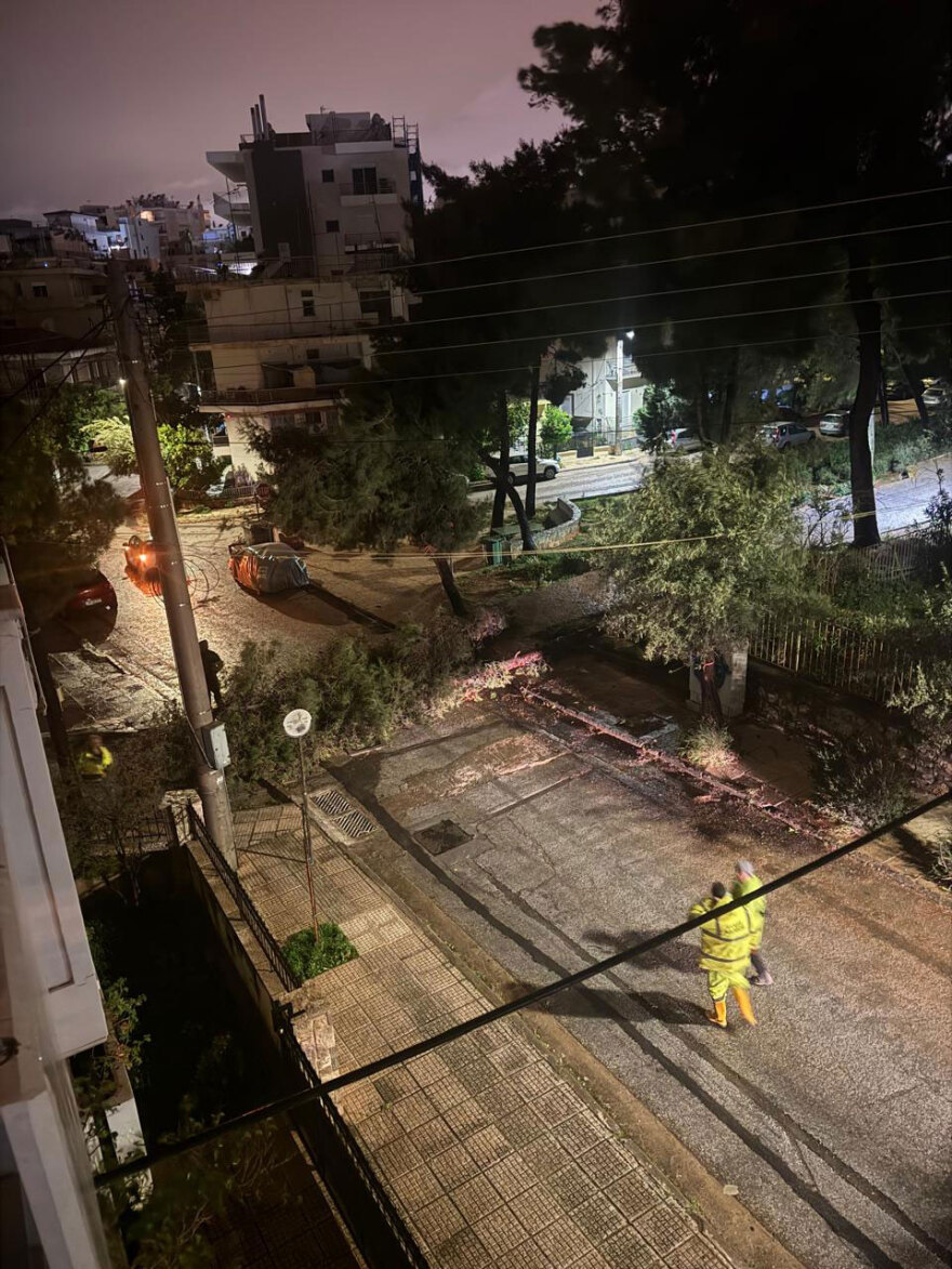 Δύσκολη νύχτα λόγω της κακοκαιρίας Erminio: Νεκρός άνδρας στη Νέα Μάκρη, προβλήματα στην ανατολική Αττική, πλημμύρες στον Πόρο, δείτε βίντεο