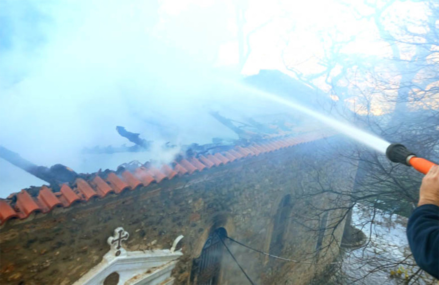 Αχαΐα: Φωτιά σε εκκλησία στην Αιγείρα Αχαΐας, κάηκε ολοσχερώς ο ναός - Δείτε φωτογραφίες
