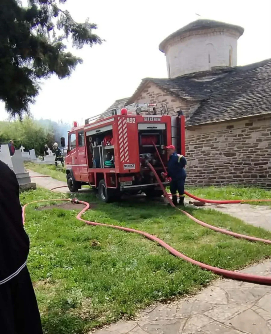 Φωτιά σε νεκροταφείο στα Ιωάννινα, στις στάχτες το οστεοφυλάκιο, δείτε φωτογραφίες