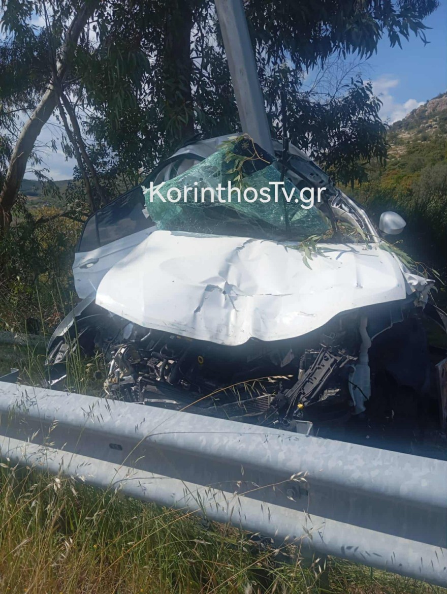 Σοβαρό τροχαίο στη Νεμέα, εγκλωβίστηκε η οδηγός, δείτε φωτογραφίες 
