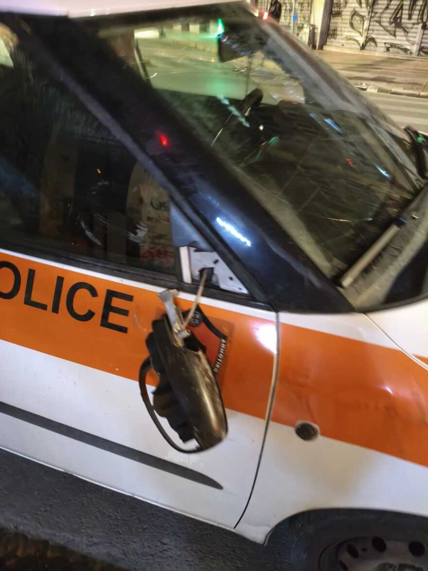 Επίθεση σε όχημα της Δημοτικής Αστυνομίας στα Εξάρχεια, δείτε φωτογραφίες