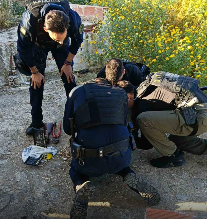 Επιχείρηση «σκούπα» στον Ασπρόπυργο: 10 συλλήψεις, όπλα σε βόθρο και ρευματοκλοπές, δείτε βίντεο και φωτογραφίες