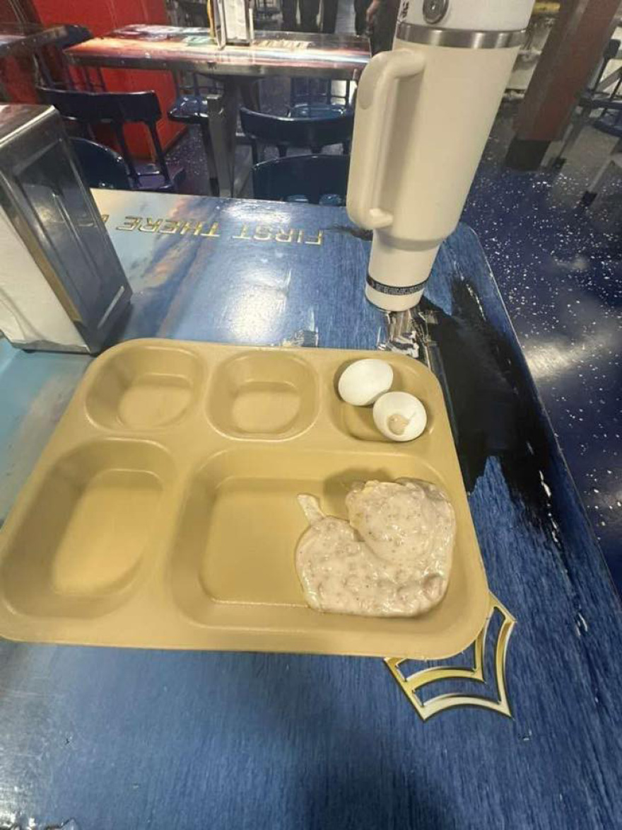 Ένα καλαμάκι, λίγα ζυμαρικά και άδειοι δίσκοι, σάλος με νέες φωτογραφίες από γεύματα Αμερικανών στο αεροπλανοφόρο Abraham Lincoln