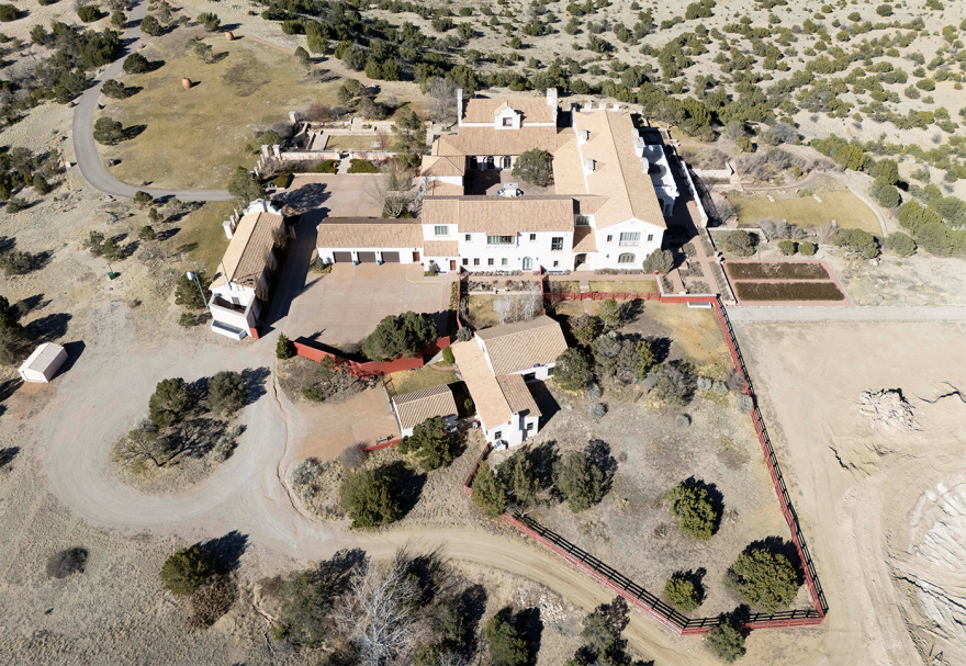 Ανατριχιαστικές μαρτυρίες από το σκοτεινό ράντσο του Επστάιν στο Νέο Μεξικό: «Κανείς δεν μπορούσε να σε ακούσει, ήμουν σαν ποντίκι στην παγίδα»