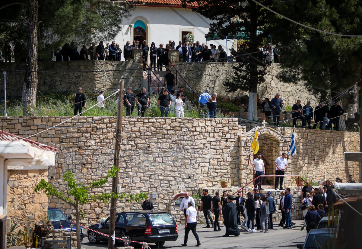 Κηδεία του 21χρονου Νικήτα στον Ι.Ν Αγίας Κυριακής στον Χώνο Μυλοποτάμου.Ο 21χρονος δολοφονήθηκε από τον πατέρα του φίλου του, που τον θεώρησε υπεύθυνο για τον θάνατο του παιδιού του σε τροχαίο, Πέμπτη 7 Μαϊου 2026 (ΣΤΕΦΑΝΟΣ ΡΑΠΑΝΗΣ
