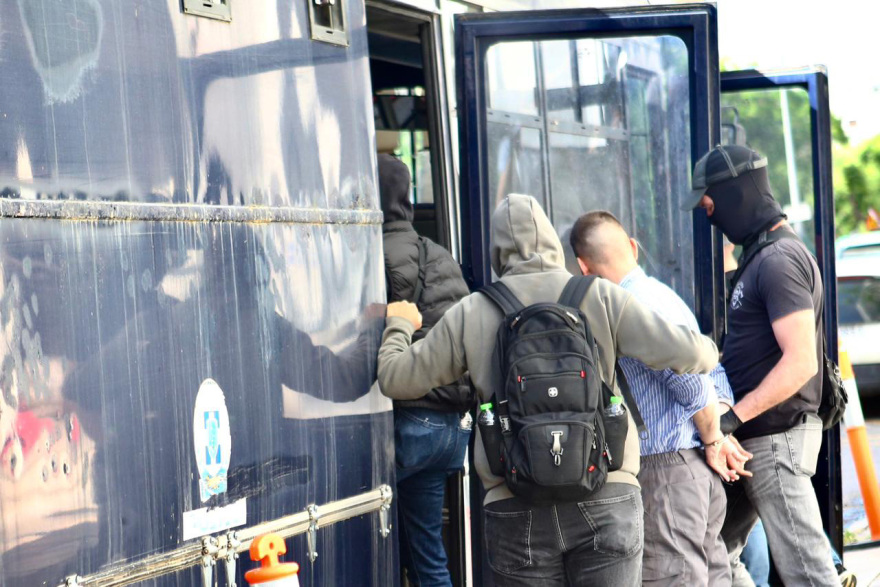 Δίωξη για πέντε κακουργήματα στους συλληφθέντες για τη ληστεία στην Τιθορέα