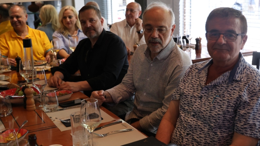 Δείτε βίντεο: Η Μαρία Καρυστιανού γευματίζει με το επιτελείο της στο κέντρο της Αθήνας, δίπλα της Γρατσία και Αυγερινός
