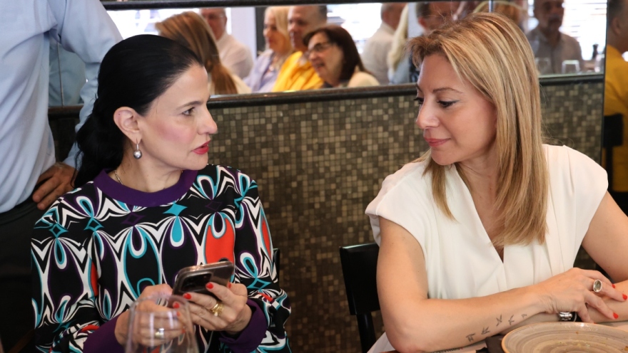 Δείτε βίντεο: Η Μαρία Καρυστιανού γευματίζει με το επιτελείο της στο κέντρο της Αθήνας, δίπλα της Γρατσία και Αυγερινός