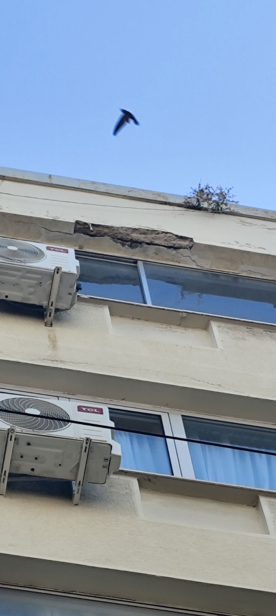 Κομμάτια από πρόσοψη πολυκατοικίας έπεσαν στην οδό Κολοκοτρώνη στο κέντρο της Αθήνας, δείτε εικόνες
