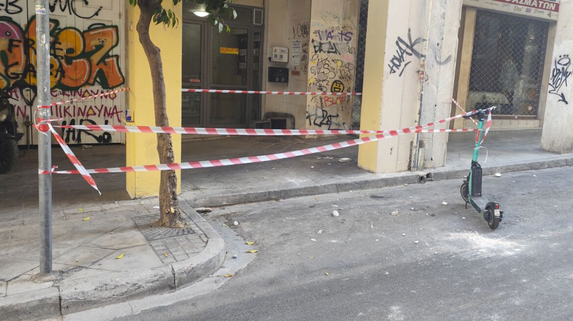 Κομμάτια από πρόσοψη πολυκατοικίας έπεσαν στην οδό Κολοκοτρώνη στο κέντρο της Αθήνας, δείτε εικόνες