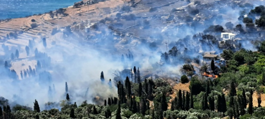 Φωτιά στην Άνδρο, νέο 112 για εκκένωση του Κόλυμπου