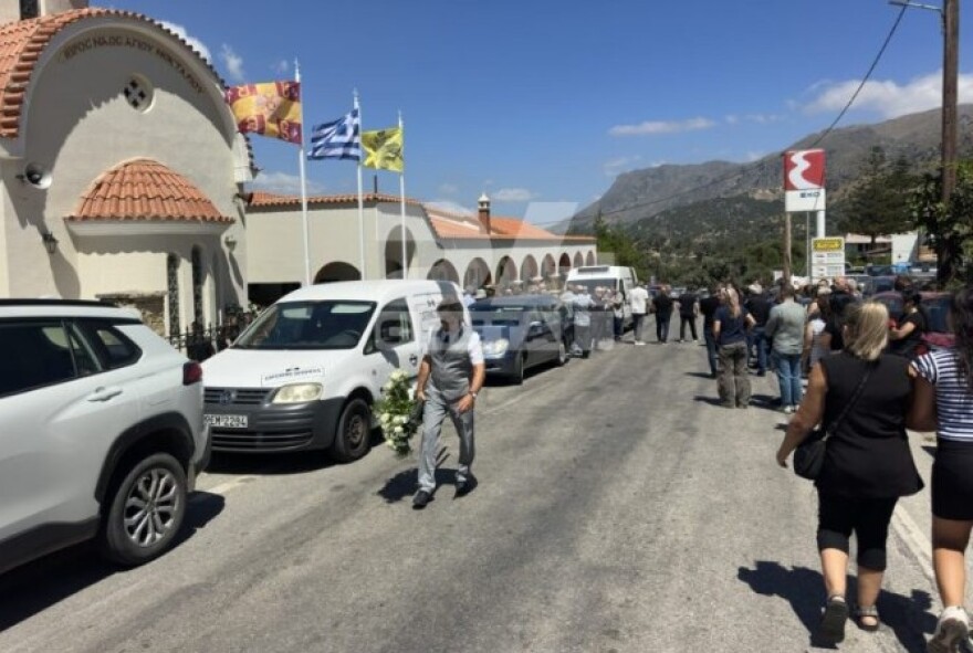 Σε κλίμα οδύνης η κηδεία του 25χρονου πυροσβέστη που έχασε τη ζωή του στη μάχη με τις φλόγες στο Ρέθυμνο