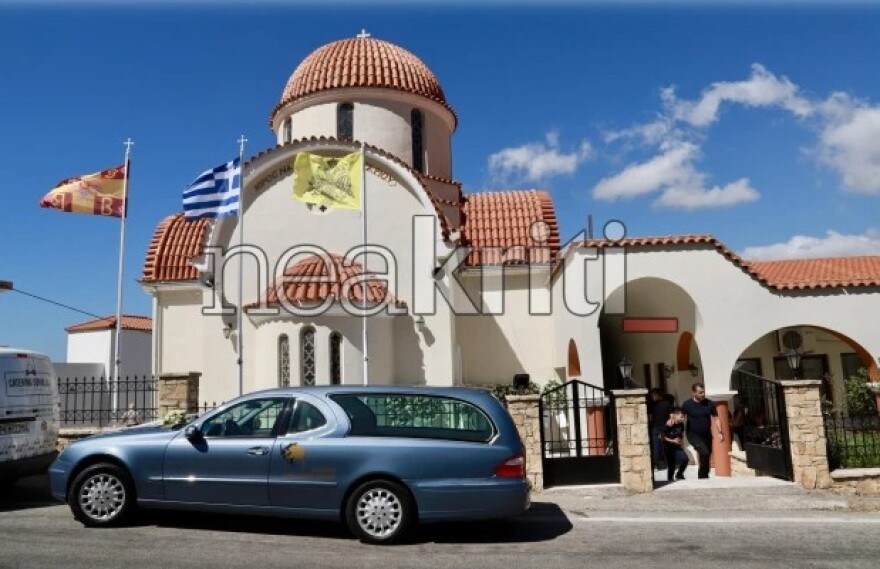 Σε κλίμα οδύνης η κηδεία του 25χρονου πυροσβέστη που έχασε τη ζωή του στη μάχη με τις φλόγες στο Ρέθυμνο