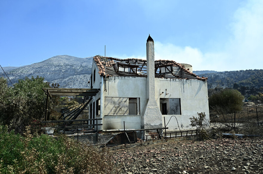 Στάχτες παντού: Αποκαρδιωτικές εικόνες από το Πόρτο Γερμανό, μια ημέρα μετά το σαρωτικό πέρασμα της φωτιάς