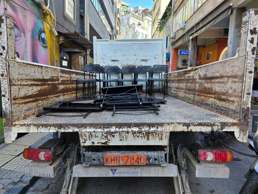 «Σκούπα» του δήμου Αθηναίων για τα παράνομα τραπεζοκαθίσματα: Σήκωσαν 240, ανάμεσά τους και καναπέδες
