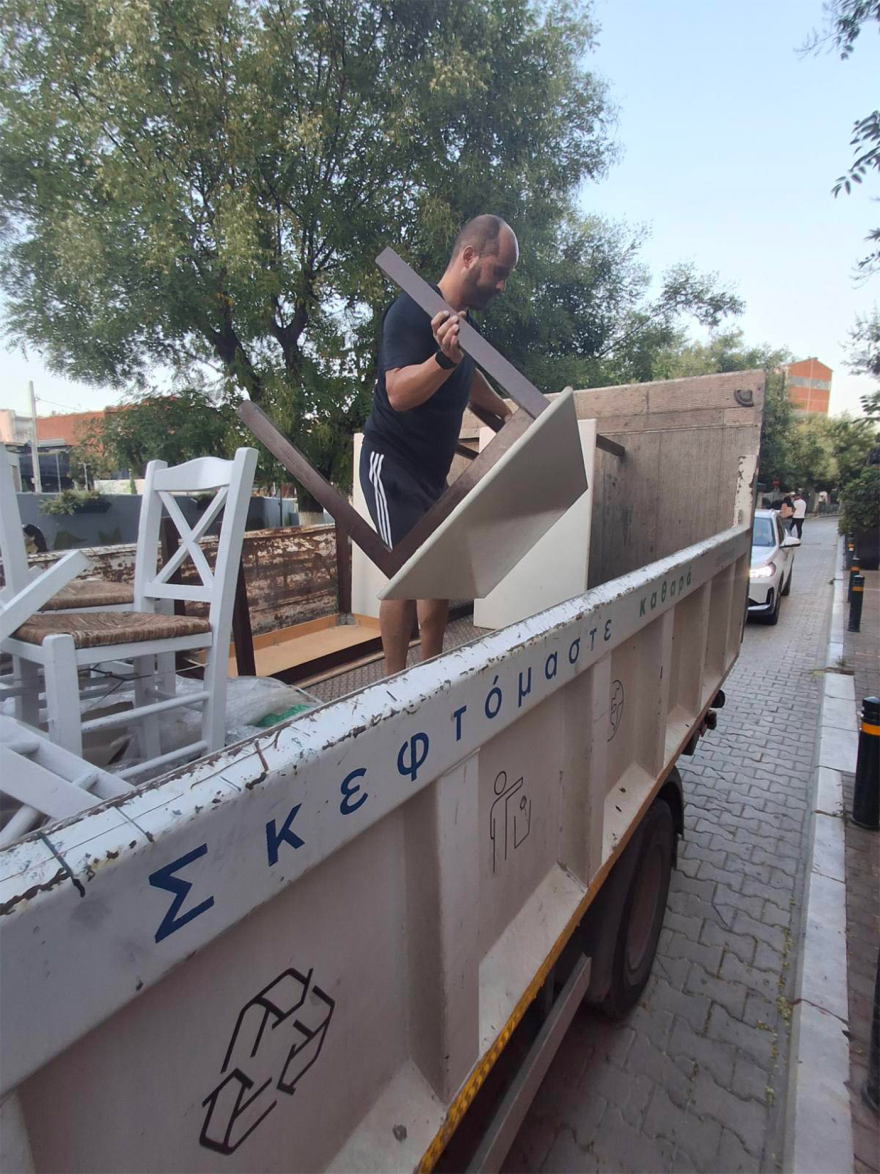 «Σκούπα» του δήμου Αθηναίων για τα παράνομα τραπεζοκαθίσματα: Σήκωσαν 240, ανάμεσά τους και καναπέδες
