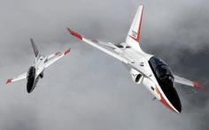 Πολωνοί πιλότοι δοκιμάζουν το εκπαιδευτικό Τ-50