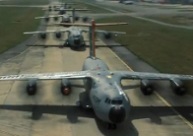 Μοναδικός σχηματισμός στον αέρα από 5 A400M – Βίντεο