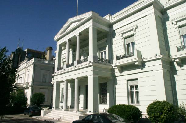Καθυστερημένη απάντηση ΥΠΕΞ στον πετροβολισμό του Έλληνα πρεσβευτή στην Αλβανία