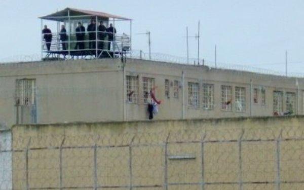 Βρήκαν άλλες δύο χειροβομβίδες έξω από τις φυλακές Τρικάλων